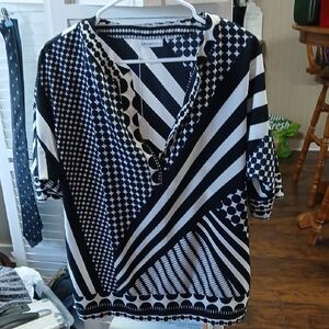 Liz Claiborne Black & White Mixed Geometric V-Neck Tunic